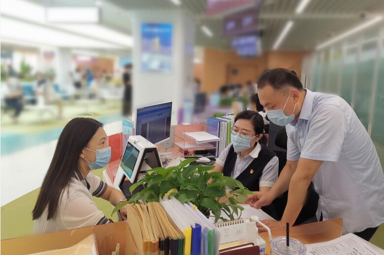 青島市行政審批服務(wù)局創(chuàng)立“張大為勞模創(chuàng)新工作室”,推出“一窗受理、一窗辦結(jié)”等 惠企改革措施。