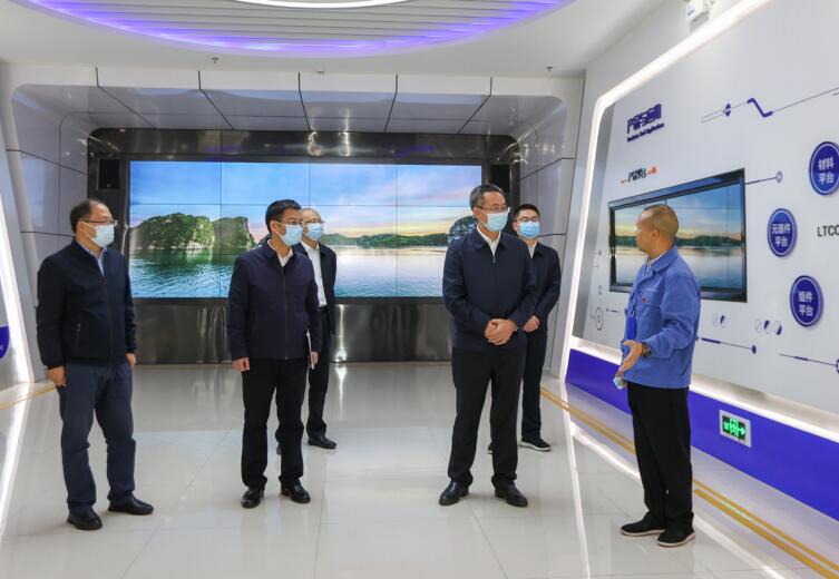 2022年10月31日，作者 （前排右二） 到貴陽(yáng)順絡(luò)迅達(dá)公司宣講黨的二十大精 神，調(diào)研企業(yè)發(fā)展情況。