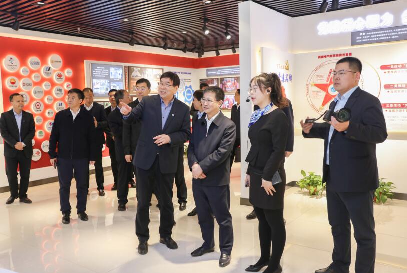 3月20日至21日，作者 （右三） 在河北調(diào)研經(jīng)濟(jì)形勢(shì)和統(tǒng)計(jì)工作。