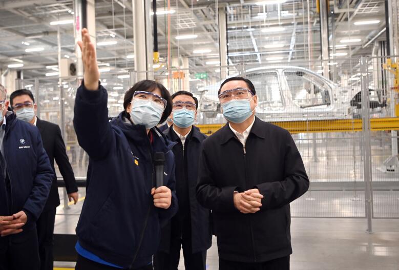 2月16日，作者 （右一） 到寶馬沈陽鐵西工廠里達廠區調研。