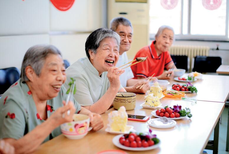 民政部在主題教育中把為民辦實事作為重要內容，著力解決群眾急難愁盼問題，努力 把惠民生、暖民心、順民意的工作做到群眾心坎上。圖為北京市東城區北新橋三和老年公 寓組織開展“暖陽陪伴”老人集體生日會。