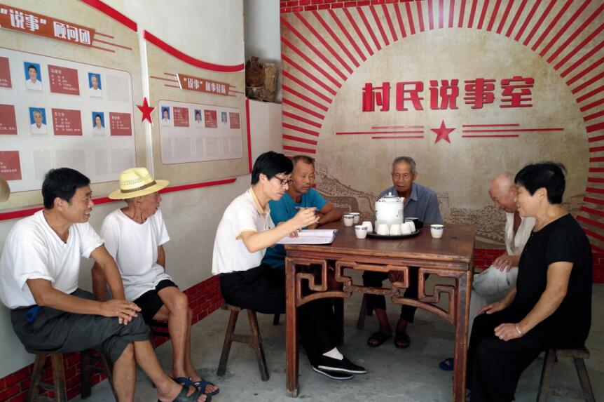 浙江省象山縣丹西街道仇家山村黨支部書記王世新 (左三) 與村民共聚“說事室”說事,解決 群眾關心問題。
