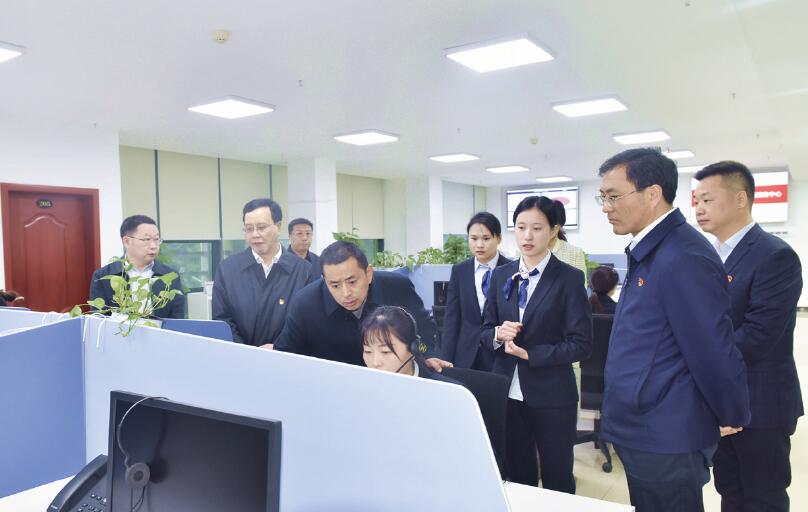 作者（ 前排左三） 在湖南省人社廳12333電話咨詢服務中心調研。