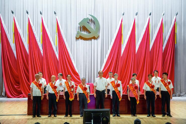2021年6月28日，審計署召開“兩優一先”表彰大會，會議表彰了審計署323名優秀共產 黨員、102名優秀黨務工作者、77個先進基層黨組織。圖為向老黨員代表頒發“光榮在黨50年” 紀念章。