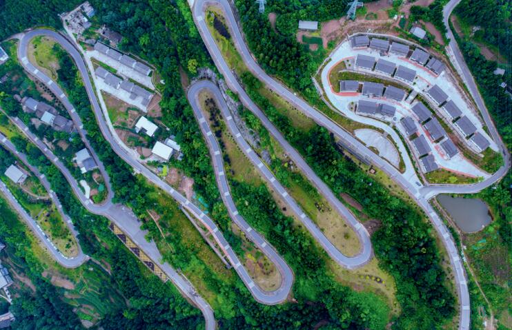 四川通江:旅游公路美如玉帶。