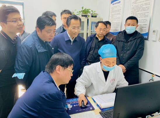 3月29日，國家發(fā)展改革委社會司調(diào)研組在安徽省壽縣八公山鄉(xiāng)的村衛(wèi) 生室，詳細了解鄉(xiāng)村醫(yī)生的困難和問題。