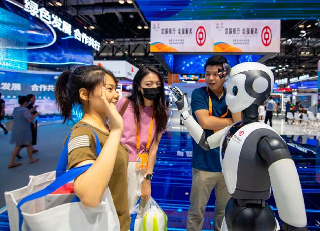 9月5日，在2023年中國國際服務貿易交易會綜合展上，觀眾與智能機器人互動。