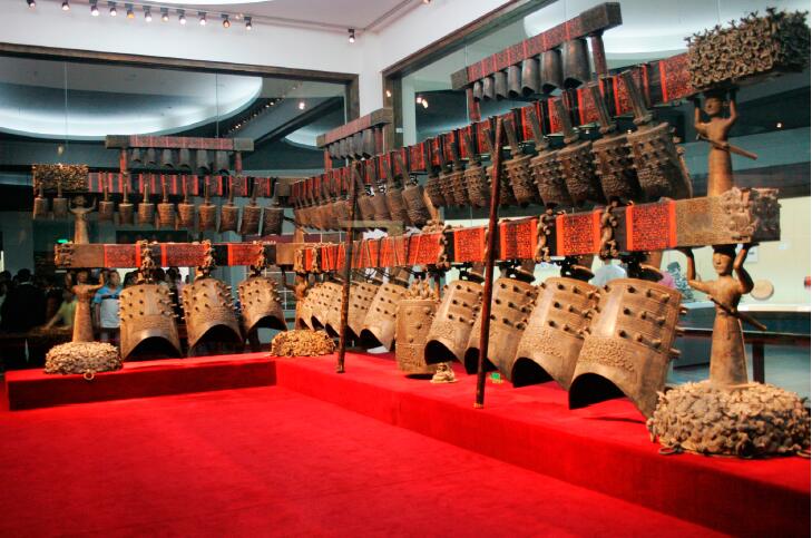 9月5日，在2023年中國國際服務貿易交易會綜合展上，觀眾與智能機器人互動。