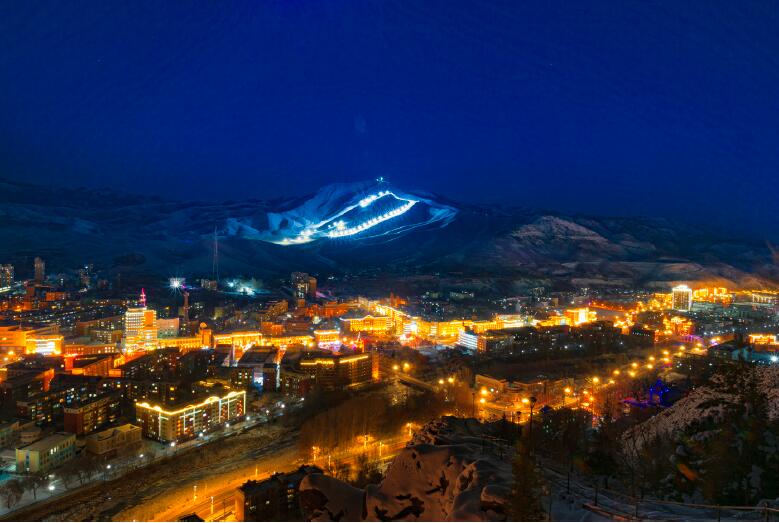 阿勒泰市將軍山滑雪場夜場。
