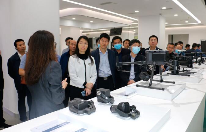 3月30日，揚(yáng)州市級(jí)機(jī)關(guān)工委等4部門聯(lián)合舉辦“強(qiáng)化數(shù)字賦能·發(fā)力產(chǎn)業(yè)科創(chuàng)”培訓(xùn)班，圖為培訓(xùn)班學(xué)員現(xiàn)場(chǎng)調(diào)研大疆創(chuàng)新科技有限公司。