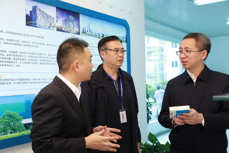 5月，作者 （右） 在國家苗藥工程技術研究中心調研科技創新工作。