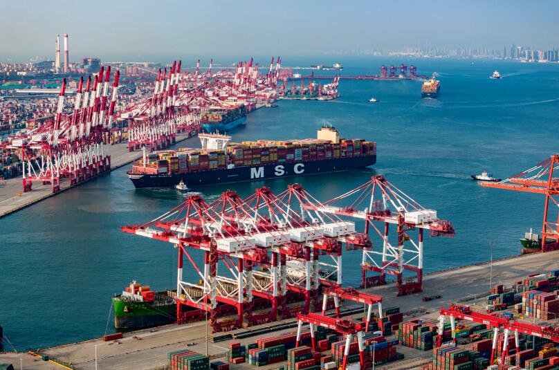 8月17日，山東港口青島港前灣集裝箱碼頭，一艘艘集裝箱貨輪離泊、靠岸，緊張進行裝卸作業，碼頭集裝箱 吞吐繁忙有序。