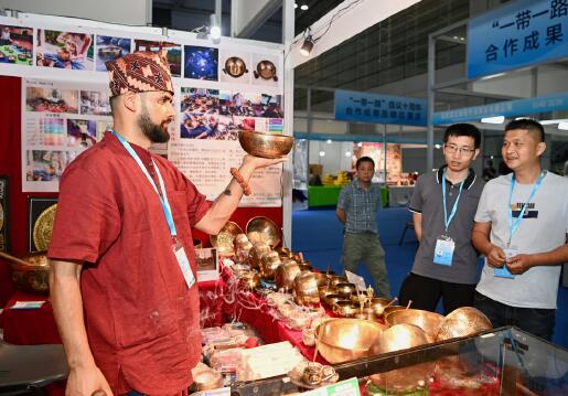 2023年5月18日,第六屆21世紀海上絲綢之路博覽會暨第二十五屆海峽兩岸經貿交易會在福州啟幕,吸引超80個國家和地區政府機構、商協會以及相關駐華企業和境內外120個團組2100余名嘉賓、客商參展參會。