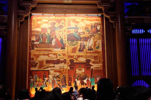 2023年3月20日，游客在山東省曲阜市尼山圣境研學(xué)基地的大學(xué)堂參觀，感受儒家智慧。