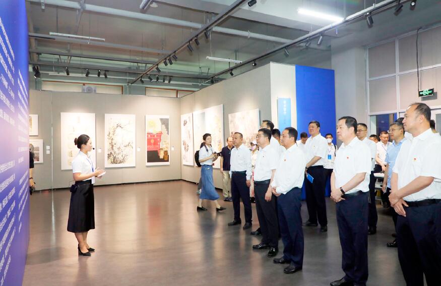 2023年7月20日，黑龍江省直機(jī)關(guān)工委組織黨員干部參觀“勤廉龍江”書畫作品展。