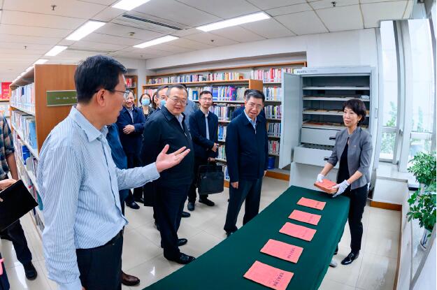 2023年5月4日，中聯(lián)部機(jī)關(guān)團(tuán)委與信息編研室在圖書館舉辦部領(lǐng)導(dǎo)班子讀書班特別活動暨“我與部長同讀書”活動。