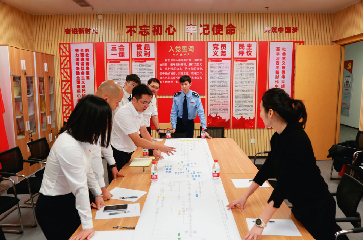 2023年10月17日，東莞市民服務中心 黨員參加社保一卡通“黨建+審批改革”專題 會議。