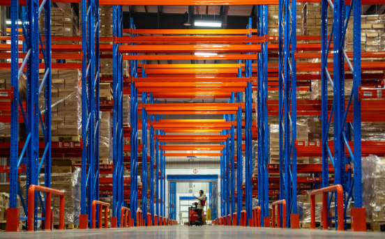 2024年1月26日，浙江金華金義綜合保稅區跨境電商垂直云倉內，工作人員正在分揀運貨。