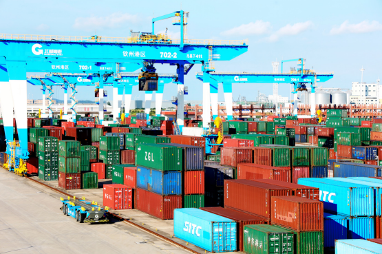 > 全國首個(gè)海鐵聯(lián)運(yùn)集裝箱碼頭—北部灣港欽州自動(dòng)化集裝箱碼頭。