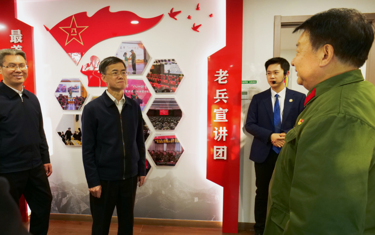 作者 （左二） 在基層退役軍人服務站調研站點運行情況。