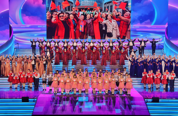 2023年11月26日晚，2023年上海市民文化節(jié)市民合唱大賽暨第九屆“金秋閔行”上海合唱 節(jié)展演在旗忠網(wǎng)球中心盛大開(kāi)幕，20支夢(mèng)想合唱團(tuán)走上夢(mèng)想的舞臺(tái)，發(fā)布?jí)粝胄裕c來(lái)自本市 各區(qū)、各條線、各大口的優(yōu)秀市民合唱團(tuán)近5000人同聲高歌。