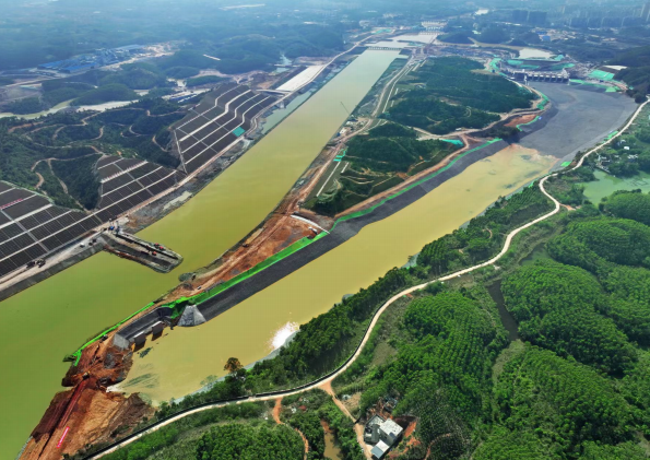 2023年12月31日，西部陸海新通道骨干工程平陸運(yùn)河青年樞紐泄洪閘順利實(shí)現(xiàn) 通水。