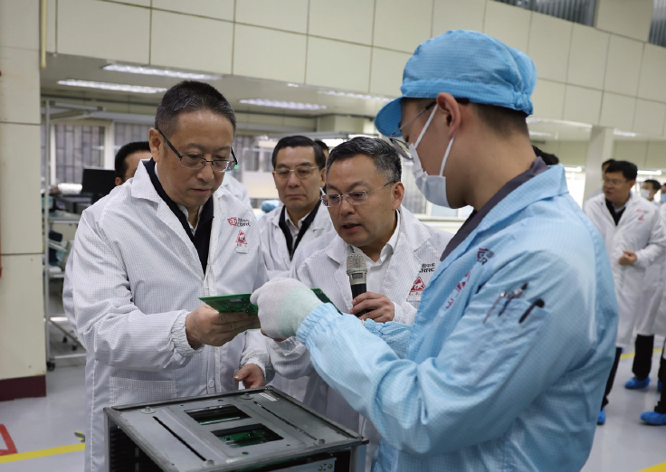 2023年4月5日，作者 （左一） 率調研組考察中車青島四方車輛研究所有限公司，就 “加快推動軌道交通產業高質量發展”開展年度重點調研。