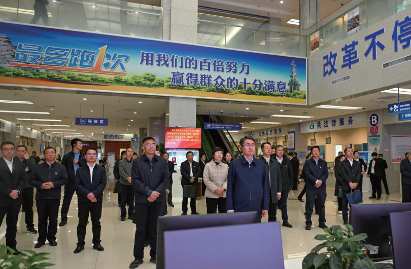 2023年10月30日，新疆維吾爾自治區高質量機關黨建引領高質量發展觀摩交流會在克拉瑪依市召 開。圖為與會代表在克拉瑪依市政務服務和公共資源交易中心參觀調研。