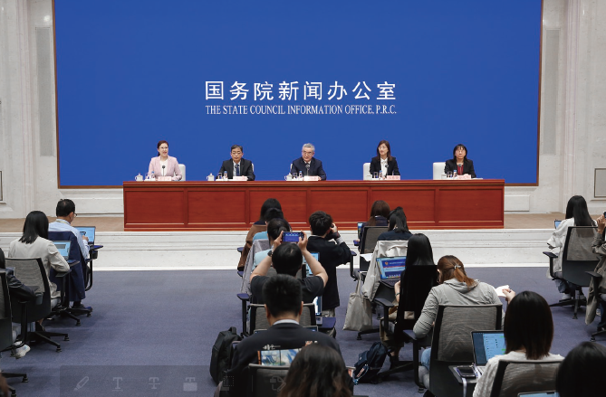 2024年4月18日，作者（ 中） 在國新辦舉行的新聞發布會上介紹2024年一季度金融運行和外匯 收支情況。