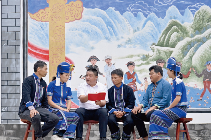 2024年5月15日，云南省大理白族自治州南澗彝族自治縣公郎鎮落底河村委會的黨員干部在公郎 鎮紀委工作人員帶領下學習新修訂的《 中國共產黨紀律處分條例》。