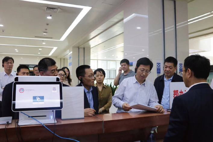 2024年4月22日,作者 (右三) 帶隊赴山東省臨沂市不動產(chǎn)登記交易中心調(diào)研。