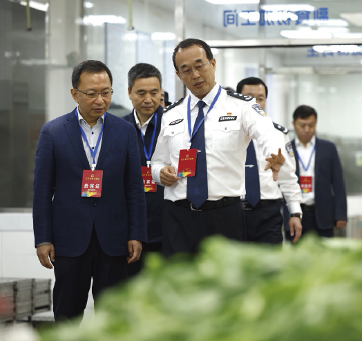 2024年5月20日,作者( 左一) 帶領省直機關工委黨員干部 到遼寧省某監獄開展警示教育。