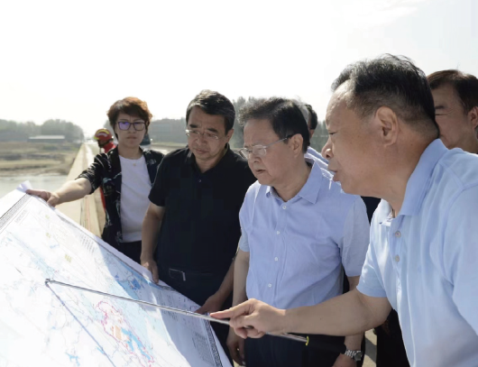 2023年8月19日，國家發展改革委黨組書記、主任鄭柵潔（右二）率工作組 赴北京、河北受災地區調研京津冀特大暴雨洪澇災害救災和災后恢復重建工作 情況。