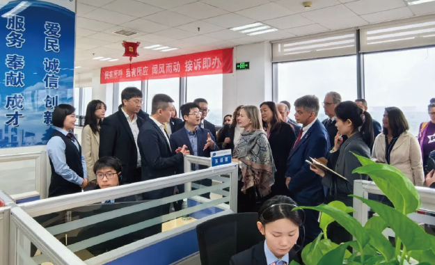 2024年4月10日,應邀訪華的巴西勞工黨高級干部考察團參觀北京 12345市民熱線服務中心。