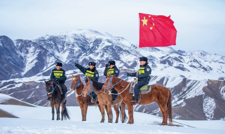 新疆伊犁邊境管理支隊組成“馬背巡邏小分隊”深入無人區巡查，維護邊境地區安全穩定。