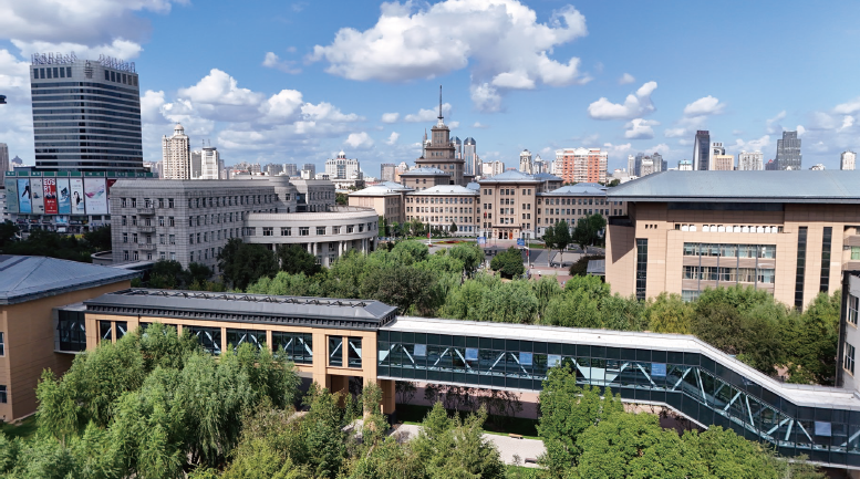 2024年8月，哈工大第四期暖廊全線貫通，累計建成室內(nèi)暖廊通道4.19公里。圖為校園暖 廊一角。