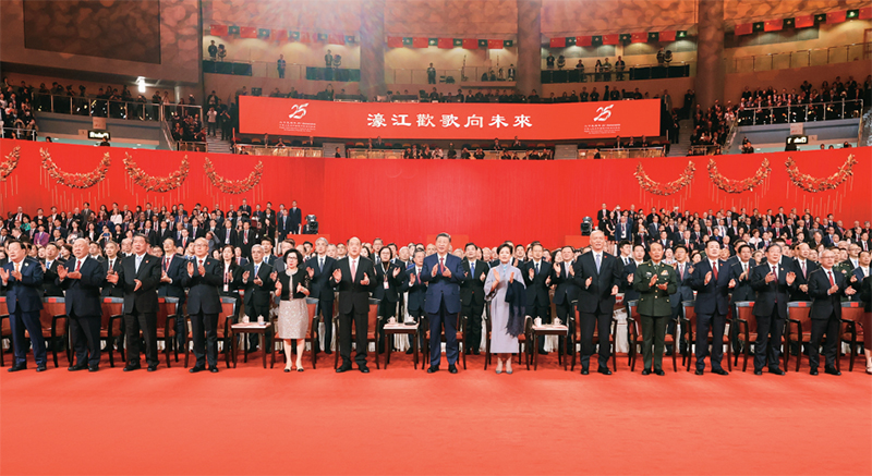 2024年12月19日晚，慶祝澳門回歸祖國(guó)25周年文藝晚會(huì)在澳門東亞運(yùn)動(dòng)會(huì)體育館舉行。中共中央總書記、國(guó)家主席、中央軍委主席習(xí)近平觀看演出。晚會(huì)最后，習(xí)近平同全場(chǎng)觀眾一起高唱《歌唱祖國(guó)》。 新華社記者 丁林/攝