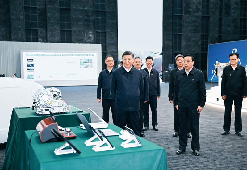 2024年10月17日至18日，中共中央總書記、國(guó)家主席、中央軍委主席習(xí)近平在安徽考察。這是17日下午，習(xí)近平在合肥濱湖科學(xué)城察看安徽省重大科技創(chuàng)新成果集中展示。 新華社記者 謝環(huán)馳/攝