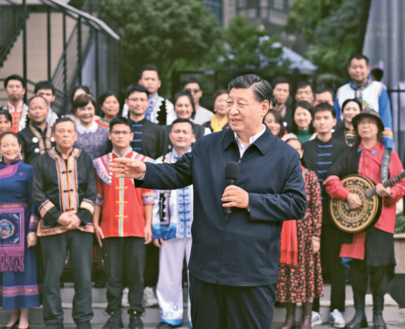 2023年12月14日至15日，中共中央總書記、國(guó)家主席、中央軍委主席習(xí)近平在廣西考察。這是14日上午，習(xí)近平在南寧市良慶區(qū)蟠龍社區(qū)考察時(shí)，同社區(qū)各族群眾親切交流。 新華社記者 燕雁/攝