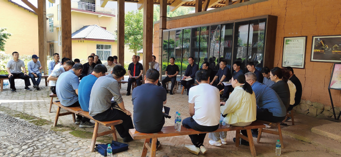 中國井岡山干部學院組織學員深入農村開展自主式社會實踐教學。