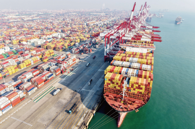 2025年1月13日，山東港口青島前灣港，貨輪在裝卸外貿(mào)集裝箱。