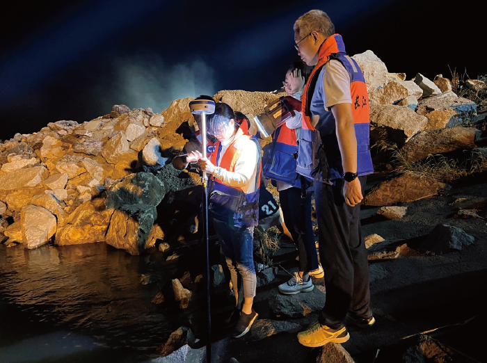 2024年7月6日，長江委黨員防汛抗旱應急突擊隊在湖南省 岳陽市華容縣團洲垸洞庭湖一線堤防決口險情現場開展水文應 急監測。