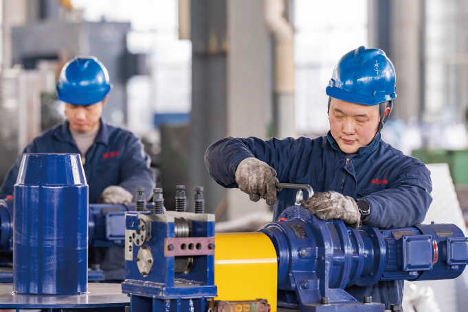 2024年12月31日，在位于江蘇省海安市大公鎮(zhèn)的江蘇銘鵬裝備有限公司生產(chǎn)車 間內(nèi)，工人們正在趕制訂單。