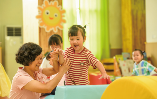 近年來,各地著力解決3歲以下嬰幼兒家庭入托難、入托貴等 問題,大力發(fā)展完善普惠托育服務(wù)體系,不斷增強人民群眾對普惠 托育服務(wù)的獲得感和滿意度,促進嬰幼兒健康成長。圖為2024年 9月4日,江西省奉新縣示范幼兒園托育班的老師和孩子們在快樂 地玩耍。