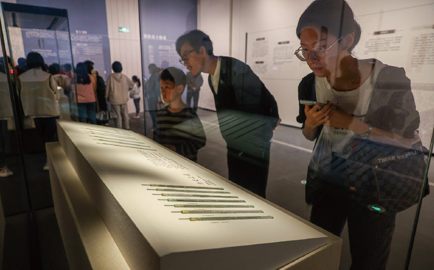 2024年4月30日，“惠此簡書—睡虎地秦墓出土簡牘”展覽在湖北省博物 館開展。