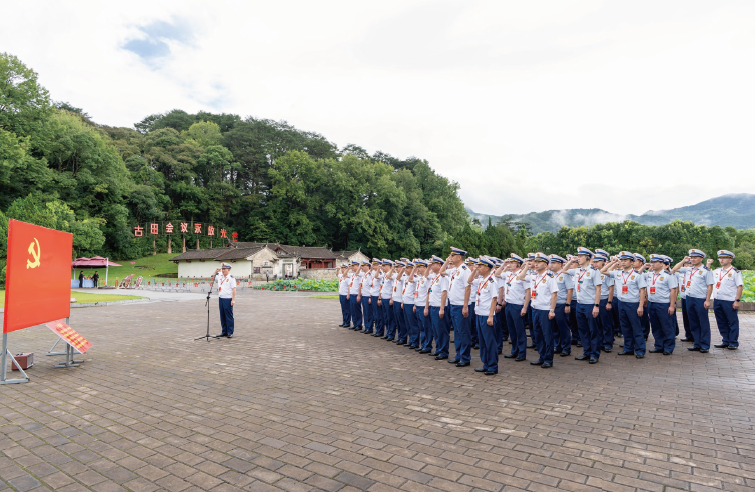 2024年8月1日,福建省消防救援總隊(duì)在古田會(huì)議會(huì)址重溫入黨誓詞。