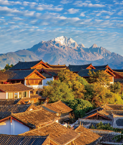 清晨的麗江古城和玉龍雪山。