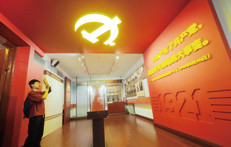 2024年6月29日，觀眾在參觀“光輝偉業(yè) 紅色序章—北大紅樓與中國(guó)共產(chǎn)黨早期北 京革命活動(dòng)主題展”。