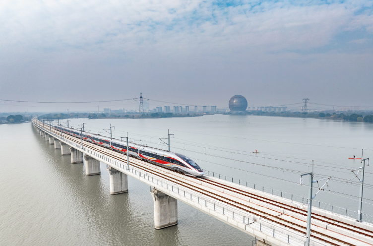 黨的二十屆三中全會提出，完善實施區域協調發展戰略，推動長三角等地區更好發揮高質量發展動力源作用。圖為2024年12月26日， G9508次列車從湖州東站開出，滬蘇湖高鐵正式通車。