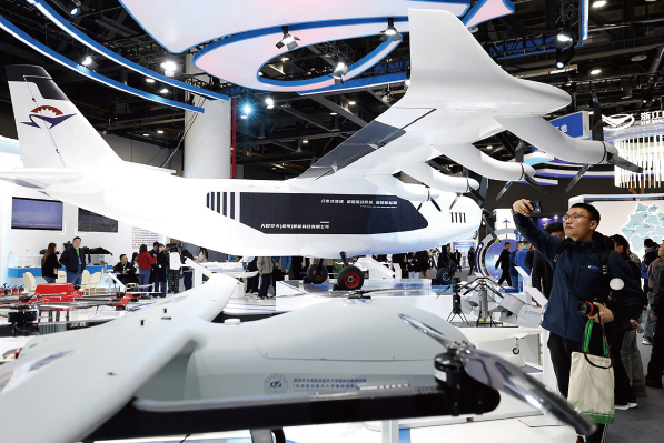 黨的二十屆三中全會提出，推動科技創新和產業創新融合發展。圖為2024年12月5日， 在第六屆浙江國際智慧交通產業博覽會航空產業（ 低空經濟） 館展出的全球首款噸級超級 混動貨運無人機。